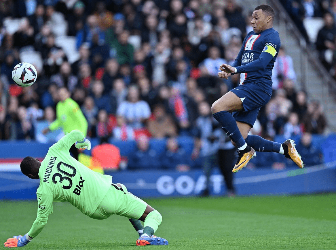 梅西与30激战拜仁分钟，败北胜负难料！，姆巴佩焦点对战引发球迷热议(姆巴佩和梅西年薪多少)