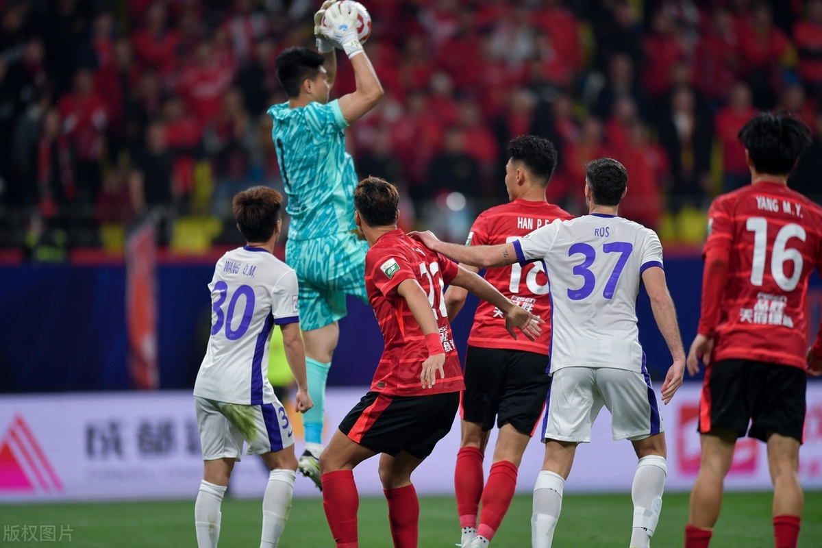 成都蓉城迎英超关键赛,关键时刻临场应变,悬念犹存,训练强度明显提升 成都蓉城迎英超关键赛,关键时刻临场应变,悬念犹存,训练强度明显提升