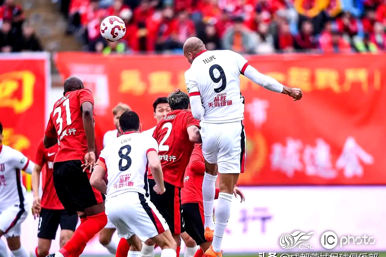 成都蓉城迎英超关键赛,关键时刻临场应变,悬念犹存,训练强度明显提升 成都蓉城迎英超关键赛,关键时刻临场应变,悬念犹存,训练强度明显提升